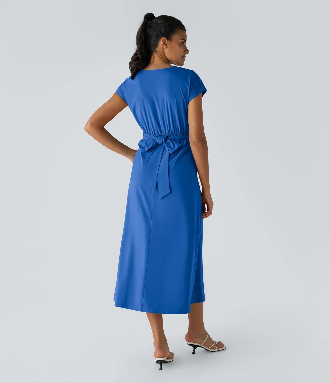 Robe mi-longue décontractée à col V croisé, manches courtes et séchage rapide