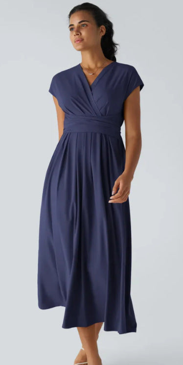 Robe mi-longue décontractée à col V croisé, manches courtes et séchage rapide