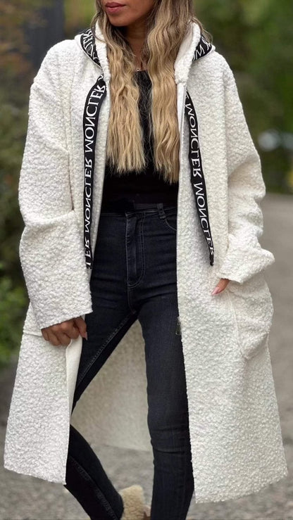 JEBLI, Manteau à capuche en laine d’agneau.