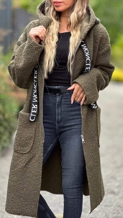 JEBLI, Manteau à capuche en laine d’agneau.