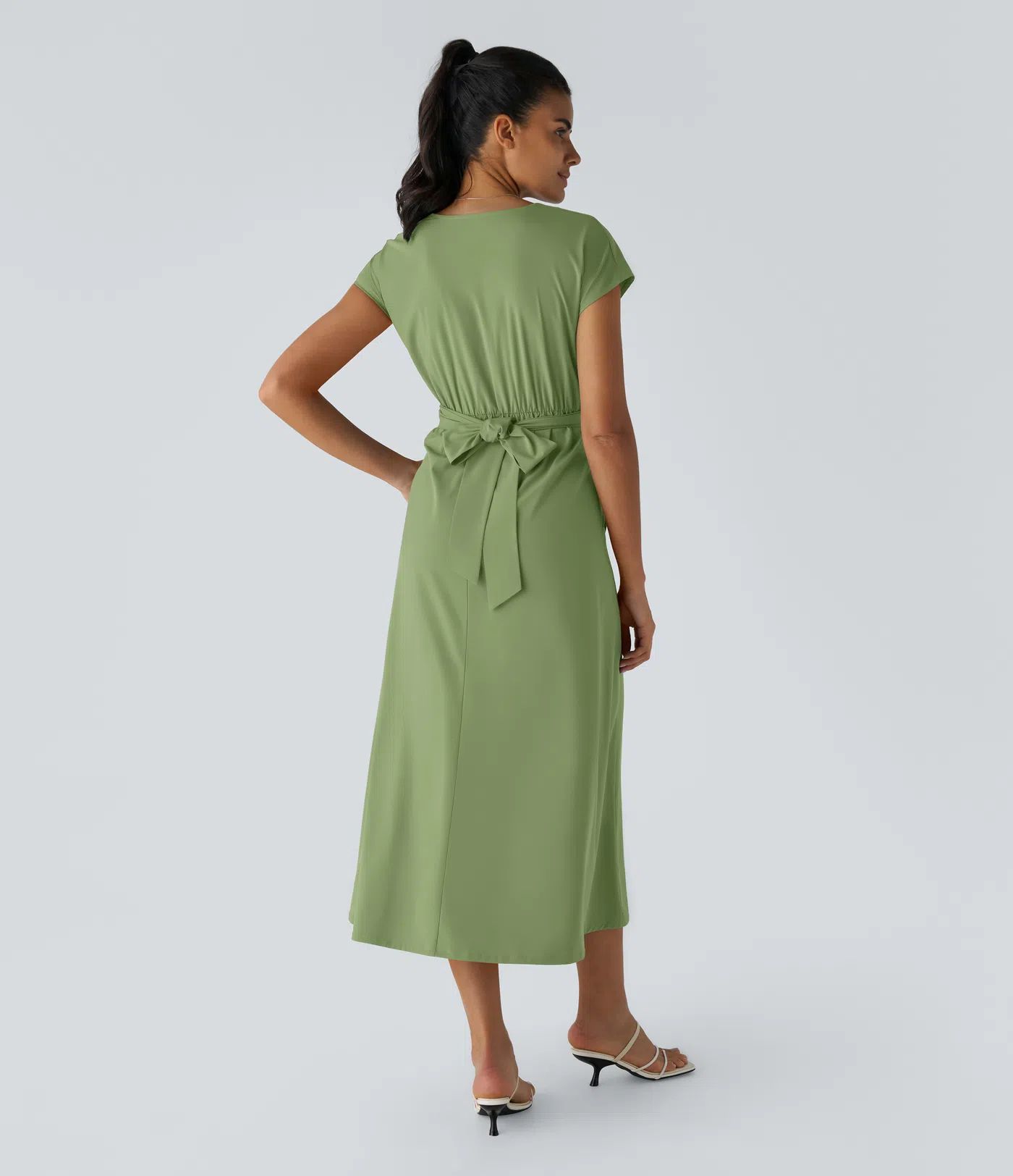 Robe mi-longue décontractée à col V croisé, manches courtes et séchage rapide