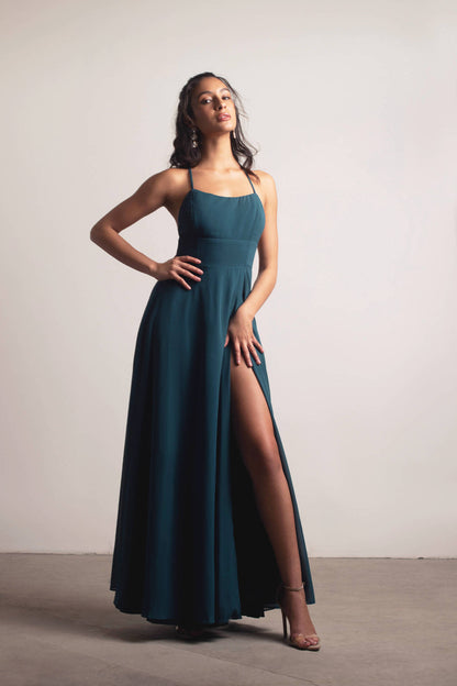 DALYA Robe longue unie dos nu à bretelles croisées avec fente haute