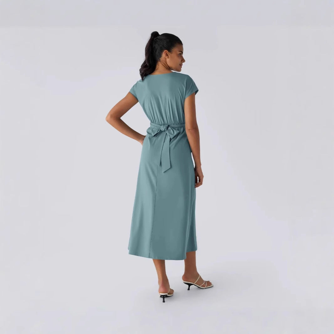 Robe mi-longue décontractée à col V croisé, manches courtes et séchage rapide