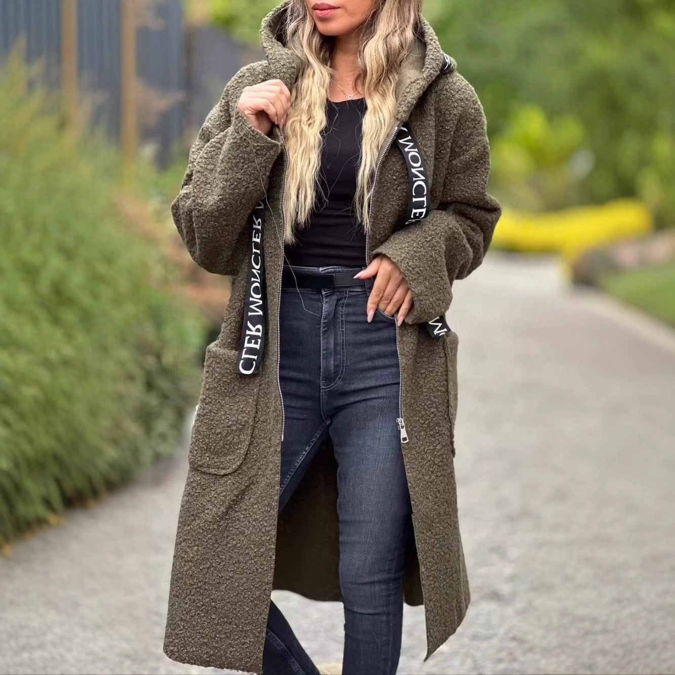 JEBLI, Manteau à capuche en laine d’agneau.