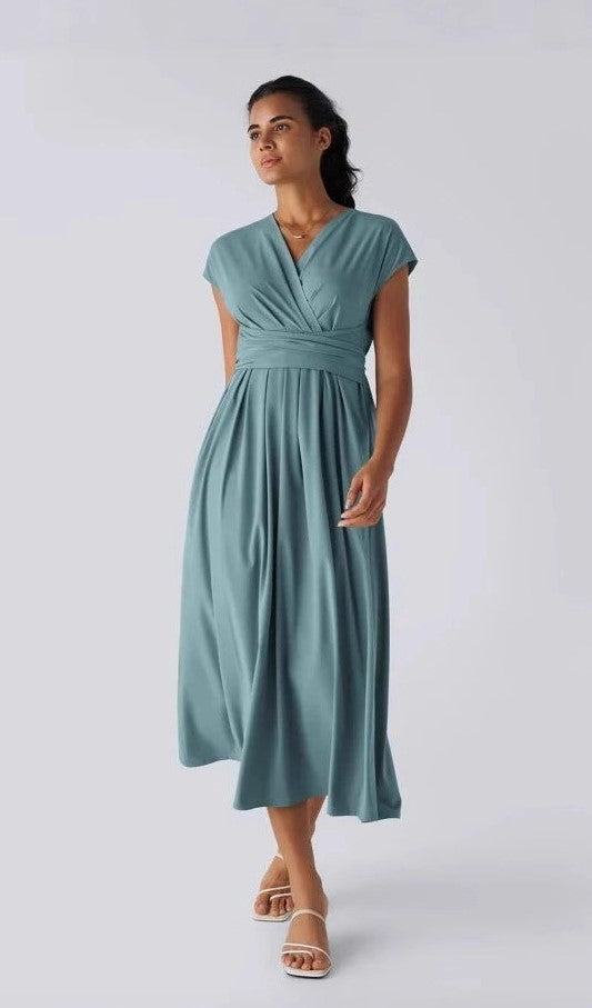 Robe mi-longue décontractée à col V croisé, manches courtes et séchage rapide