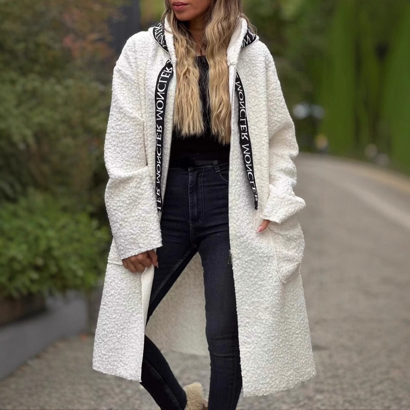 JEBLI, Manteau à capuche en laine d’agneau.